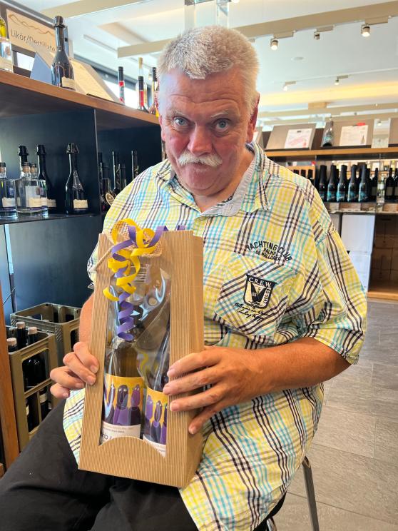 Winzer präsentieren kunstvolle Sonderedition