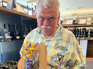 Winzer präsentieren kunstvolle Sonderedition