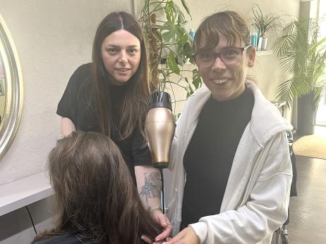 Jennifer Wolf aus der Wäscherei der bhb in Lorsch föhnte einer Kundin mit tatkräftiger Unterstützung von Tauschpartnerin Jennifer Fischant gekonnt die Haare.