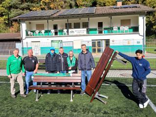 Upcycling-Projekt: Berufsschul-Außenklasse verschönert mit der bhb Sitzbänke für den SV Lindenfels