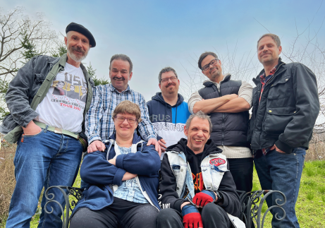 Bandmitglieder v.l.n.r. stehend: Ralf „Josef" Rogala (Bass), Reinhold „Aaron“ Werner (Gesang & Unnachahmlichkeits-Show), Bianca „Maria“ Großert (Keyboard & Gesang), , Klaus Pelzer (Schlagzeug), Robert „Robby“ Wilhelm (Percussion & Mundharmonika), Dirk Kronauer (Mundharmonika & Percussion), Ingo Kloos (Gitarre), , Alexander Schaab (Gesang & Percussion)