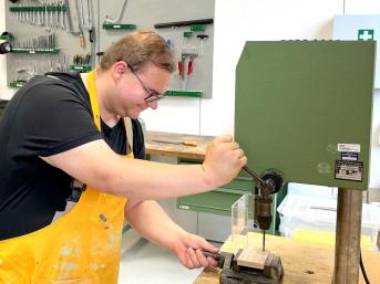 An der Ständerbohrmaschine werden Übungen mit Holz und Metall durchgeführt