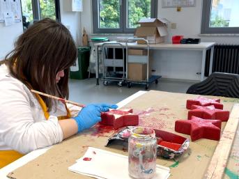 Das Bemalen von Holzprodukten ist ebenfalls Teil der Orientierungsphase