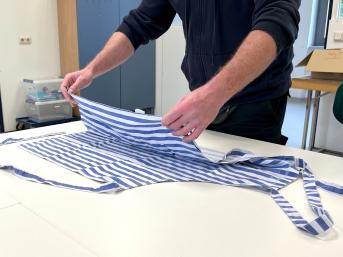 Fingerfertigkeiten, wie z.B. beim Falten von Kleidung werden erprobt