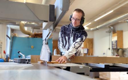 Holzarbeiten in der Schreinerei der bhb