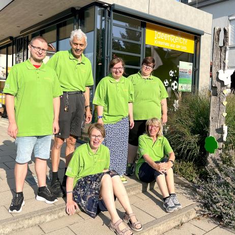 Unser IdeenReich-Team vor unserem Pavillon.