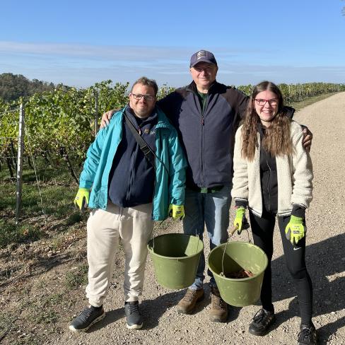 Sebastian Kunz und Jana Stanzel mit Robert Widera von der Domäne im Weinberg.