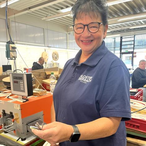 Ursula Schneider von der Domäne beim Kabel entmanteln in der Wfbm Lorsch.
